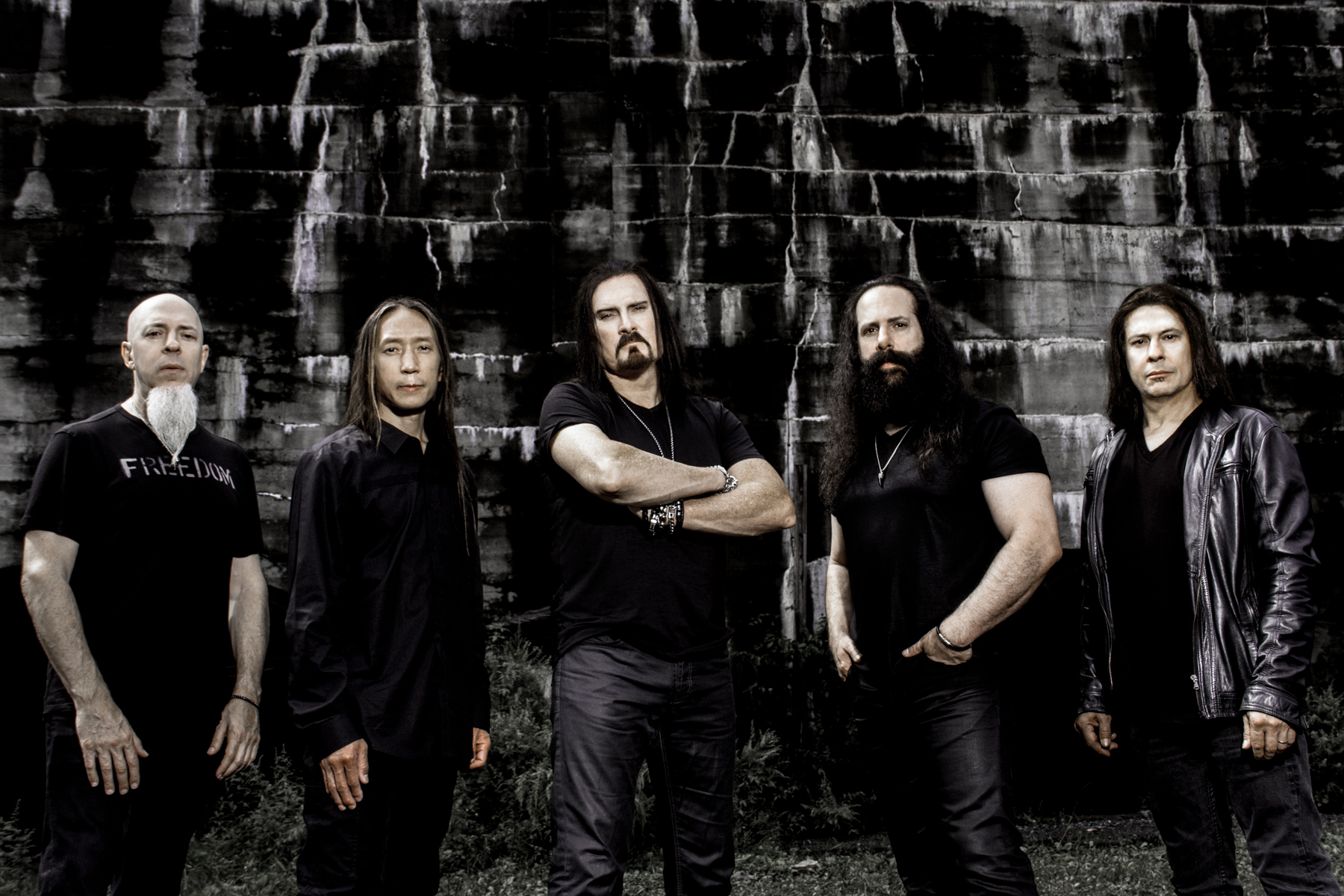 Vezi trupa DREAM THEATER Performand 'The Spirit Carries pe ' From 'Distant Memories - Live In London'