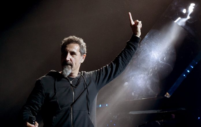 Serj Tankian de la System Of A Down va lansa un concert interpretat la pian la sfârșitul săptămânii