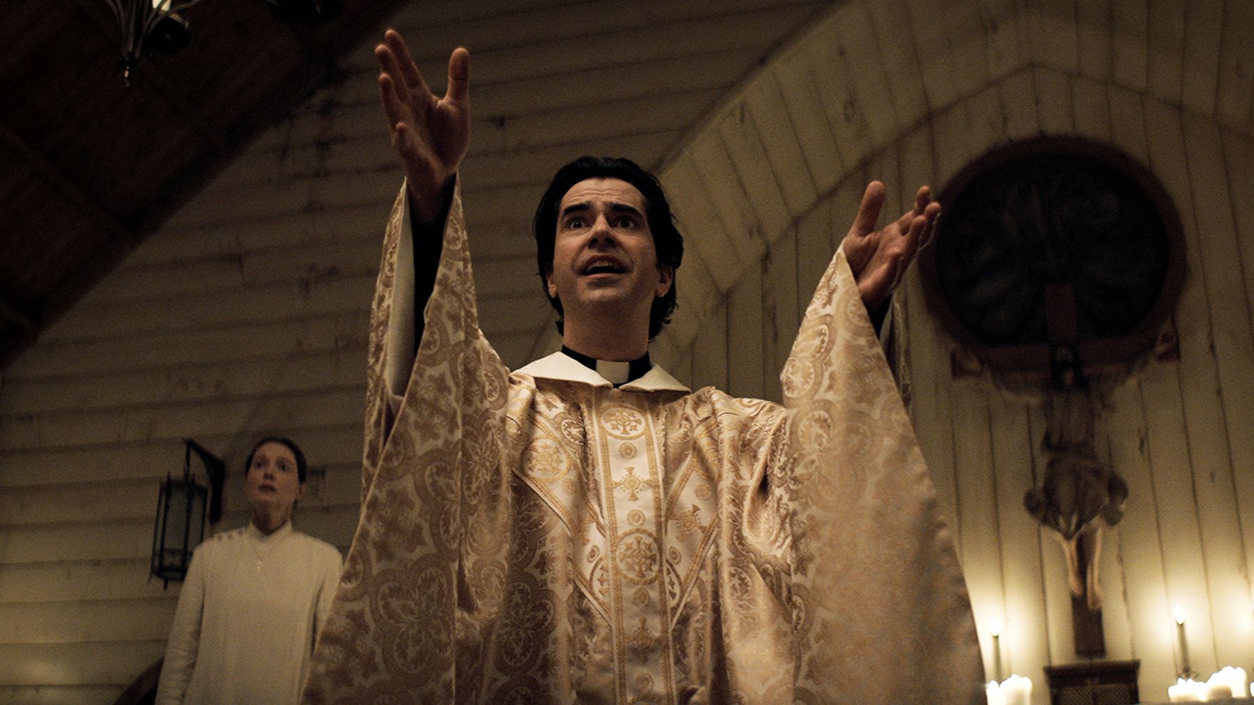 Trailerul Midnight Mass a lui Mike Flanagan îți aduce în față miracole, nebunie și frică